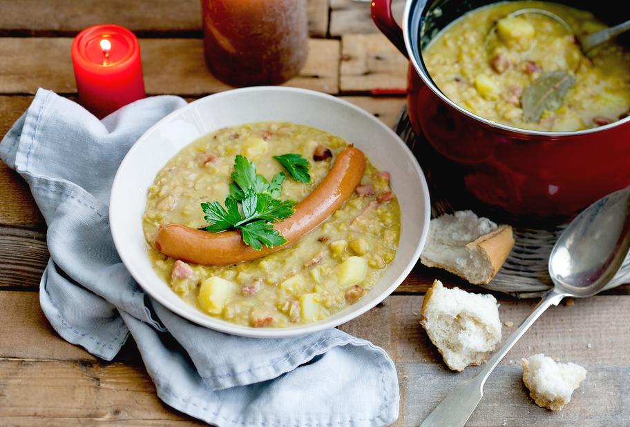 Deftige Erbsensuppe mit Speck