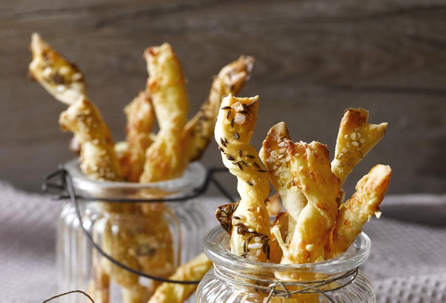 Knusprige Käse-Salzstangen