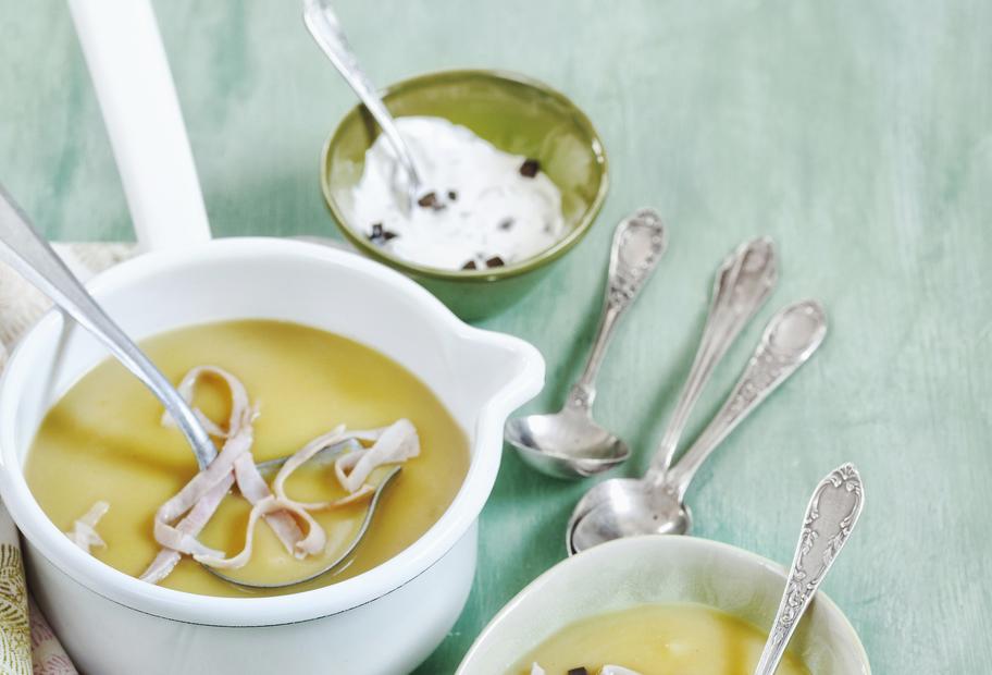 Kartoffelsuppe mit Olivencreme und Schinken