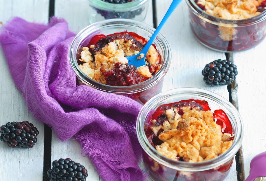 Brombeeren mit Nussstreuseln