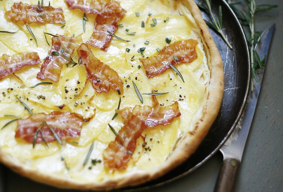 Kartoffelpizza mit Speck und Rosmarin