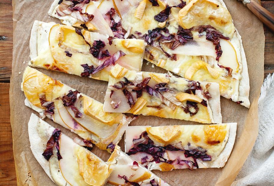 Flammkuchen mit Birnen und Radicchio