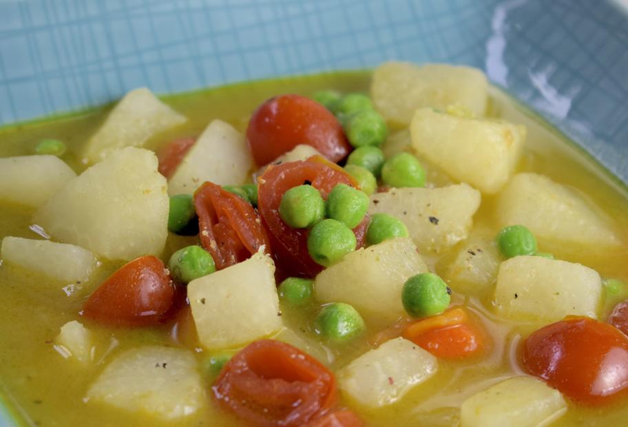 Bunte Gemüsesuppe mit Curry