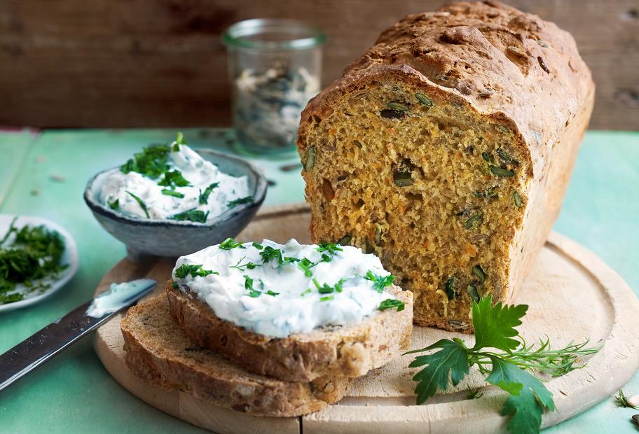 Frühlingsbrot mit frischem Kräuterquark