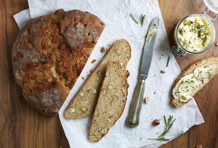 Frisches Haselnussbrot mit Rosmarinbutter