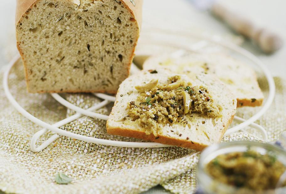 Kräuter-Joghurtbrot mit grüner Olivenpaste