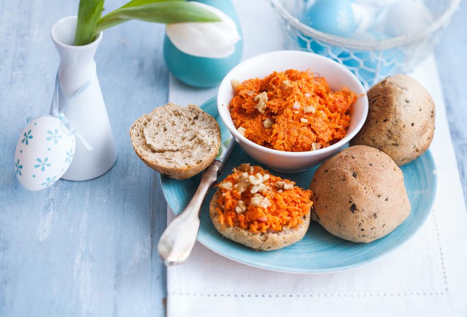 Kräuterbrötchen mit Möhrenaufstrich