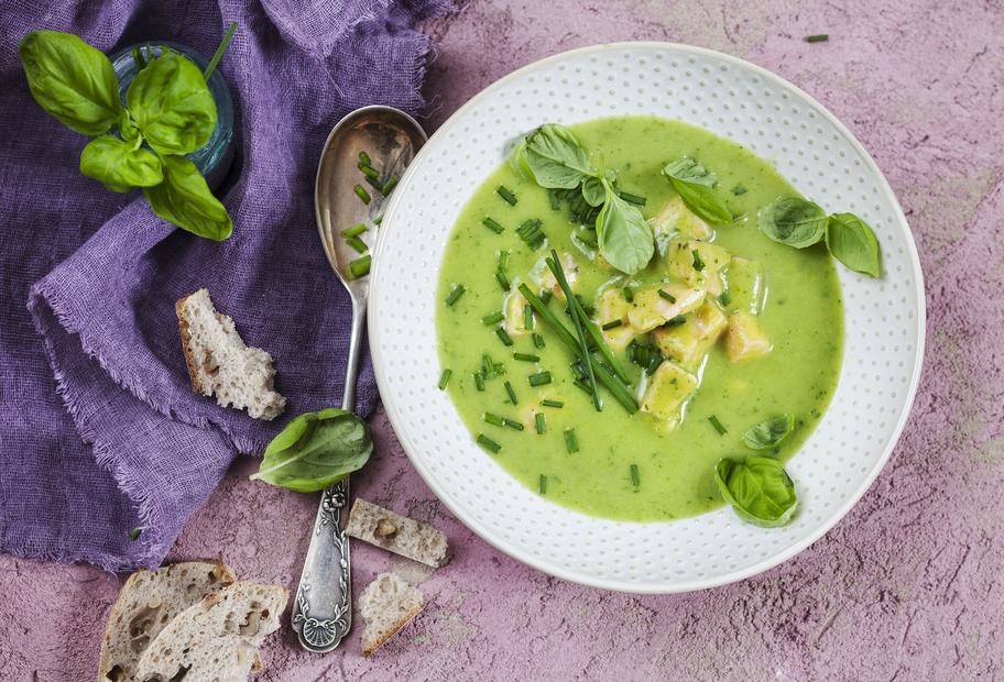 Basilikumsuppe mit Lachs