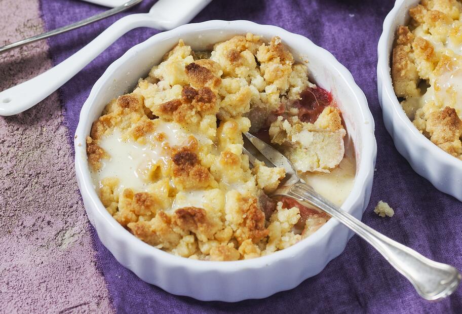 Rhabarber-Crumbles mit Vanillesoße