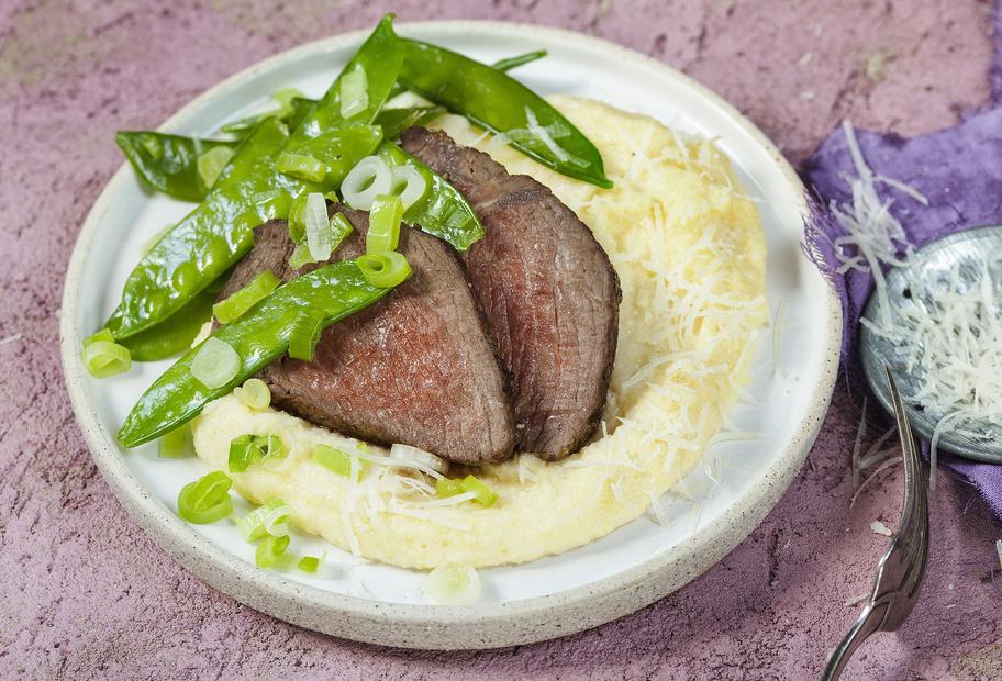 Rinderhüftsteak mit Zuckerschoten und cremiger Polenta