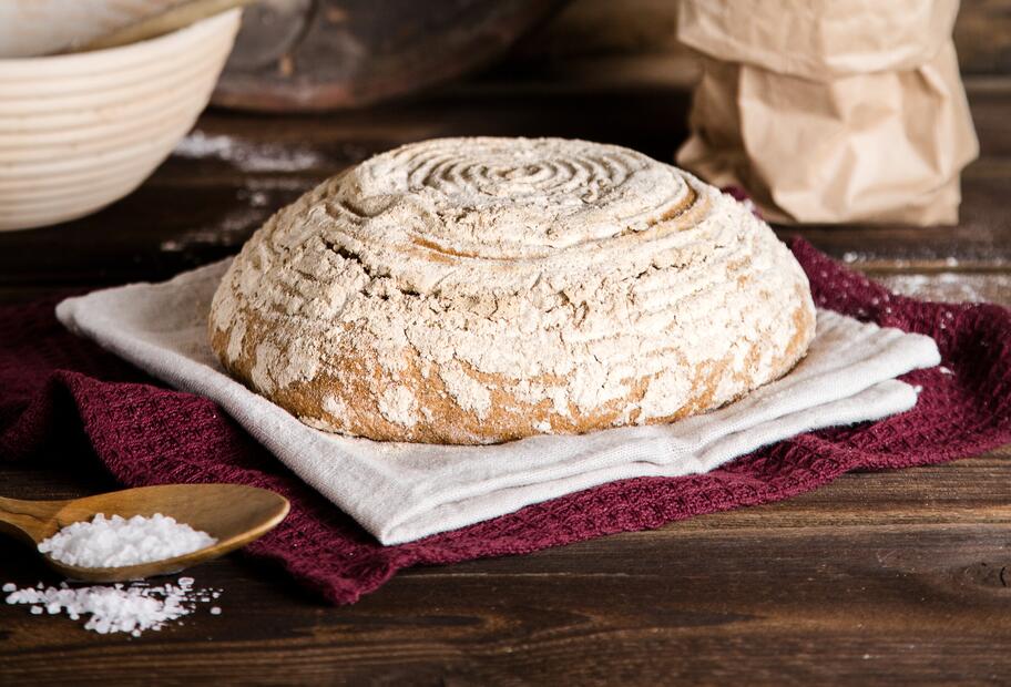 Frisch gebackenes Sauerteig-Mischbrot