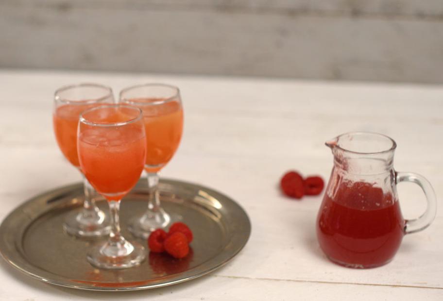 Selbst gemixter Himbeersirup