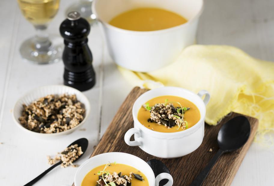 Wärmende Karottensuppe mit Crunch-Topping