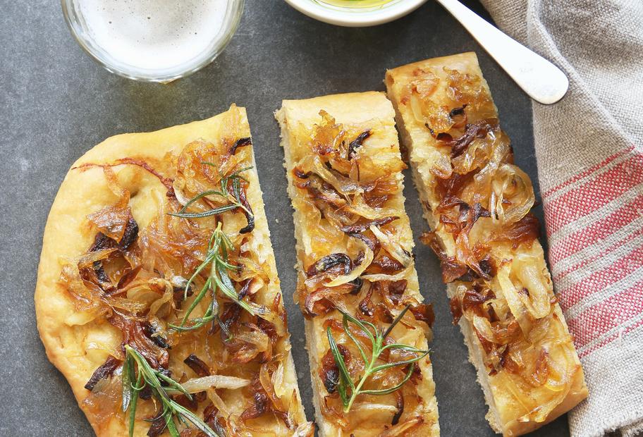 Focaccia mit karamellisierten Zwiebeln