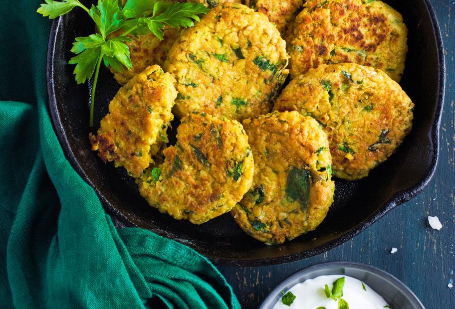 Kichererbsen-Spinat-Bratlinge mit Kräuterrahm