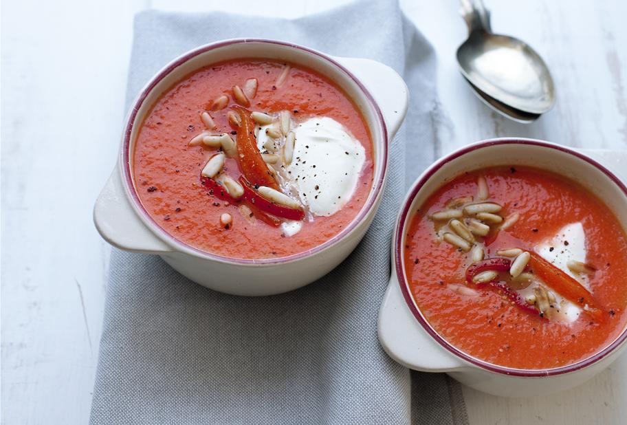 Leichte Paprikasuppe mit Rhabarber