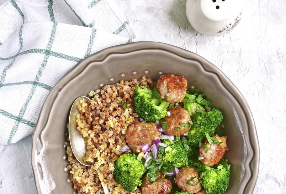 Puten-Frikadellen mit Brokkoli und Quinoa