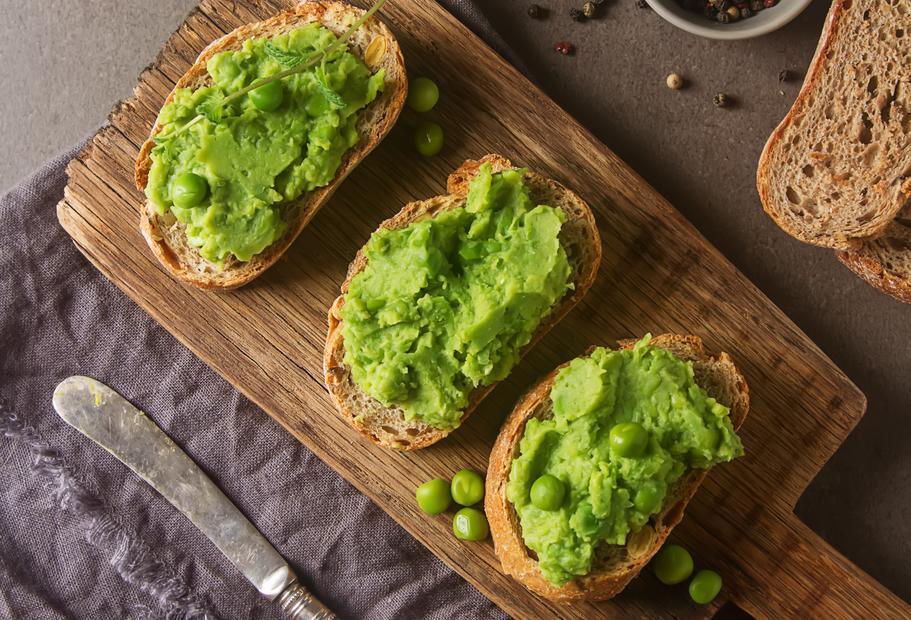 Erbsenpüree mit Röstbrot