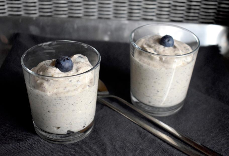 Stracciatella-Creme mit Blaubeeren