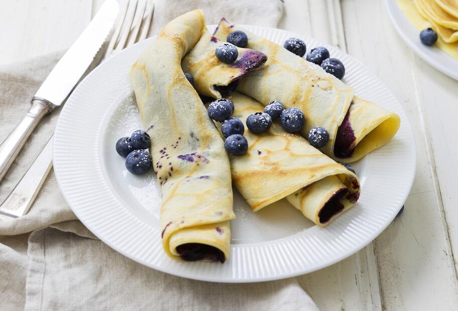 Eierpfannkuchen mit Blaubeersoße