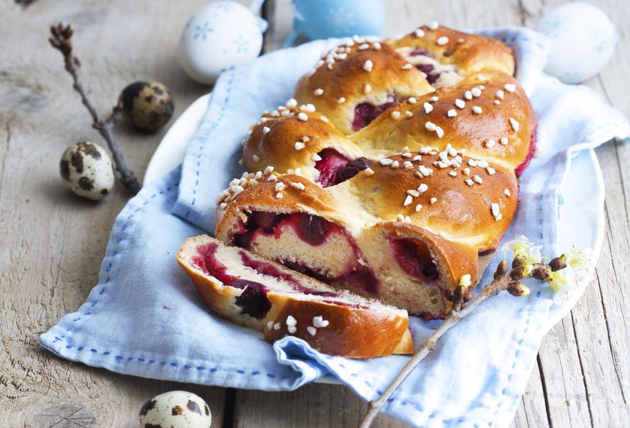 Gefüllter Hefezopf mit Kirschen