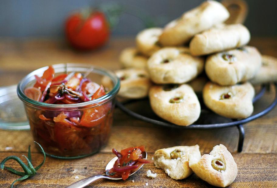 Pizzabrötchen mit Balsamico-Tomaten
