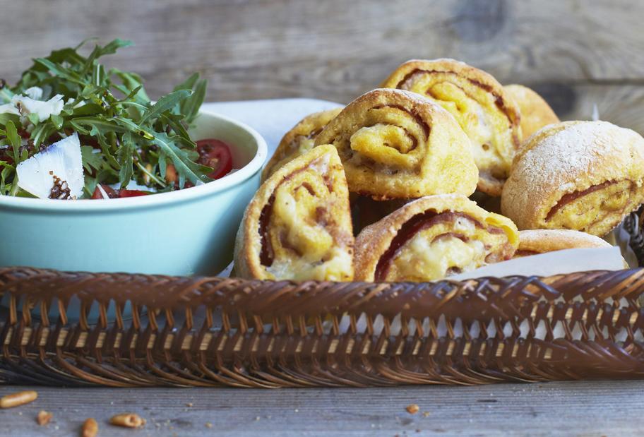 Pizzabrötchen mit Rucolasalat