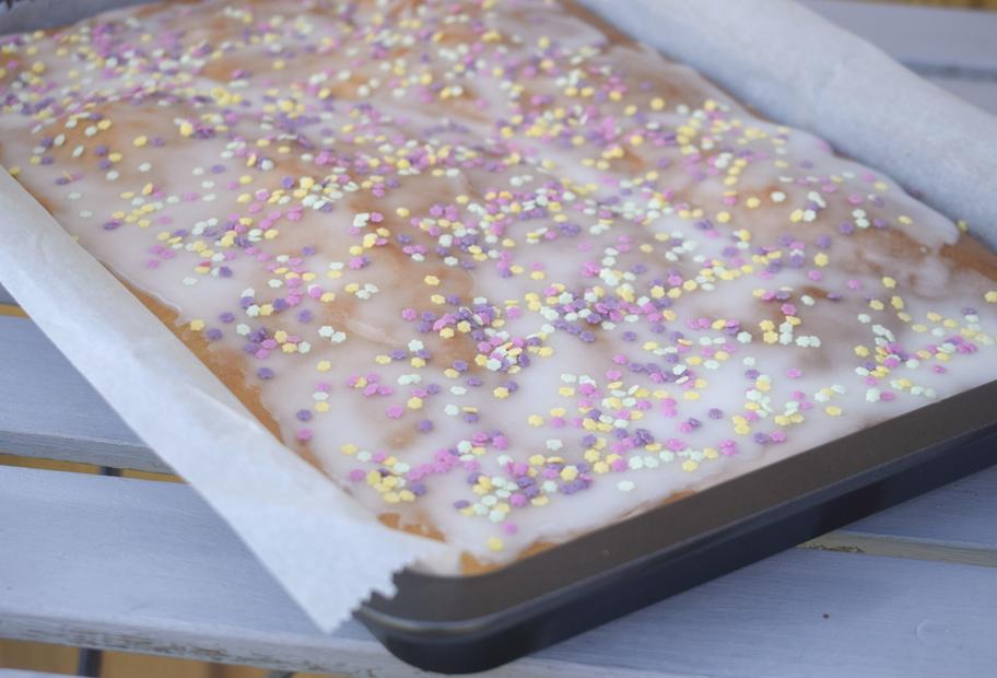 Saftiger Blechkuchen mit Birne