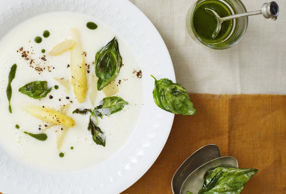 Spargelcremesuppe mit Basilikum-Öl