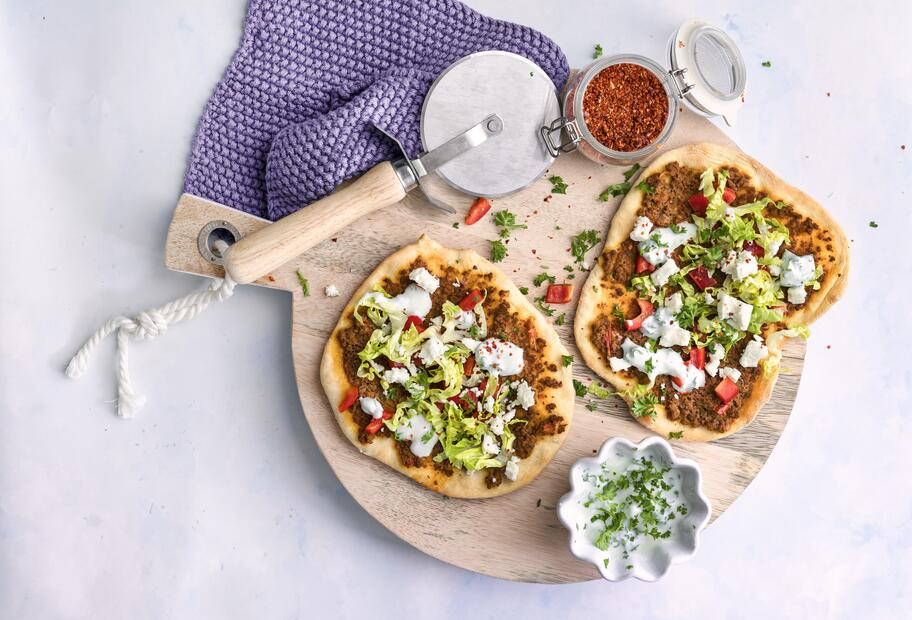 Türkische Pizza mit Hackfleisch