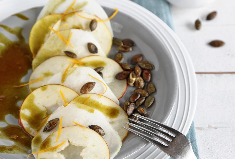 Kohlrabi-Apfel-Carpaccio mit Kürbiskernen