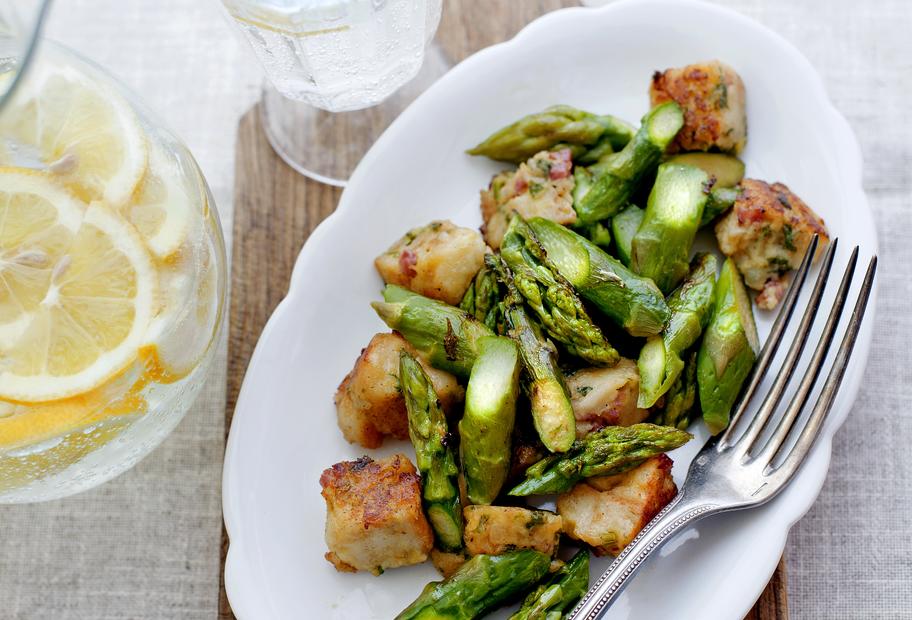 Serviettenknödel mit grünem Spargel