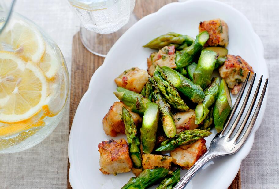 Serviettenknödel mit grünem Spargel