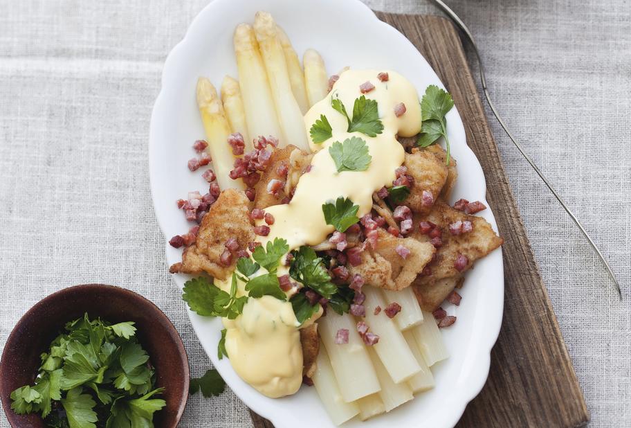 Spargel mit Kratzete und Schinken