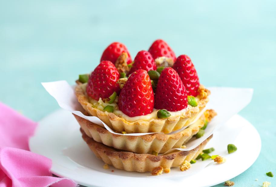 Vanilletartelettes mit Erdbeeren und Pistazienstreuseln