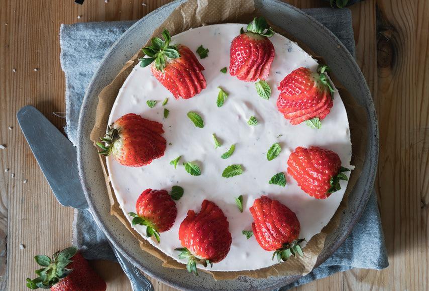 Erdbeer-Joghurt-Torte mit Müsliboden