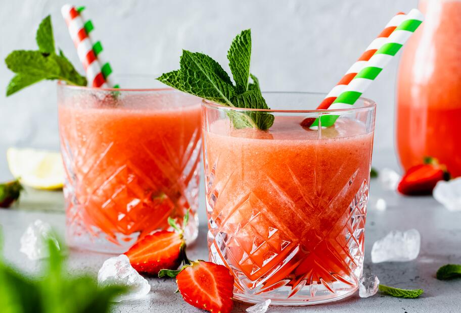 Erdbeerlimonade mit Minzblättern