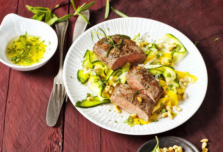 Gebratene Lammlachse mit Zucchini-Salat