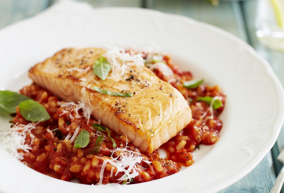 Gebratenes Lachsfilet mit Tomatenrisotto
