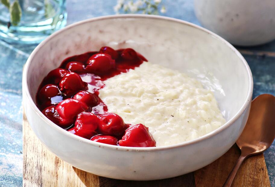 Milchreis mit heißen Kirschen