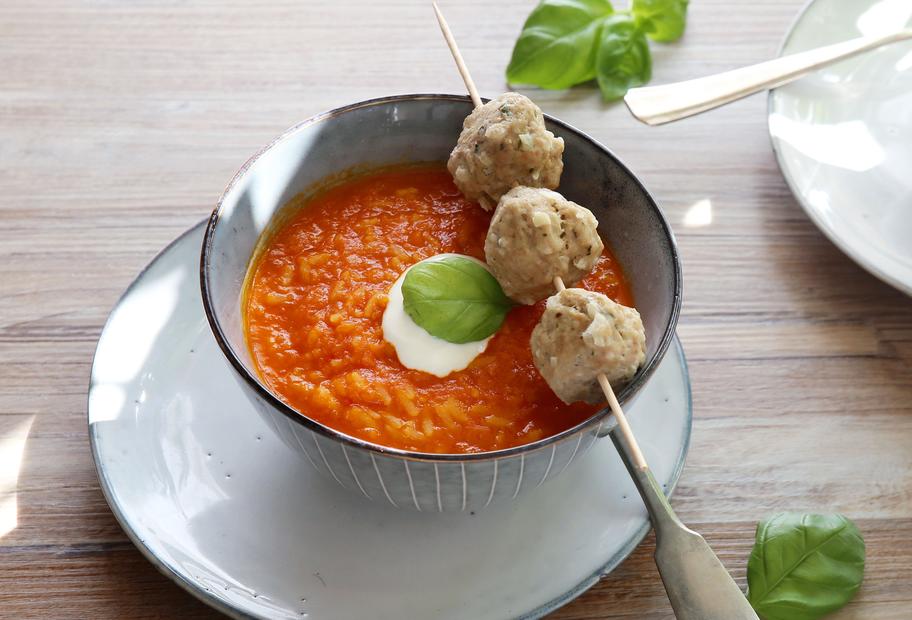 All-in-One-Paprikasuppe mit Reis und Hackbällchen