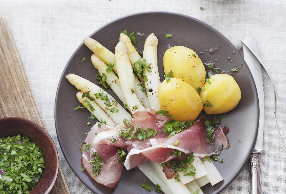 Spargel mit Kartoffeln und Katenschinken