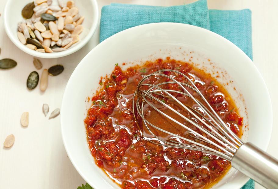 Zitronen-Tomaten-Dressing mit Nüssen
