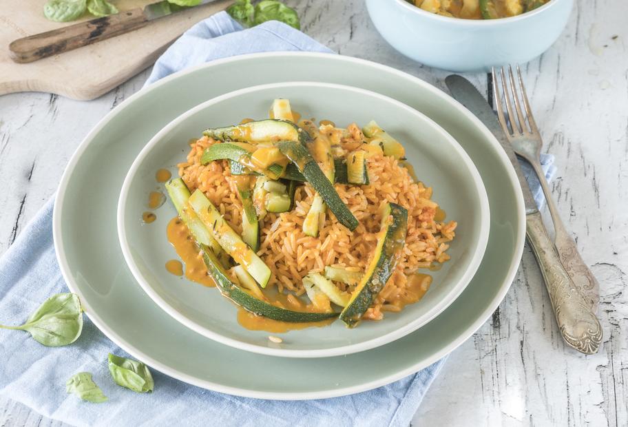 Einfache Reispfanne mit Zucchini und Speck