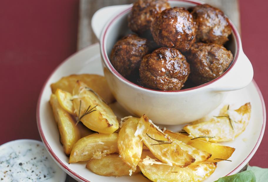 Hackbällchen mit Kartoffelspalten aus dem Thermomix® | ZAUBERTOPF