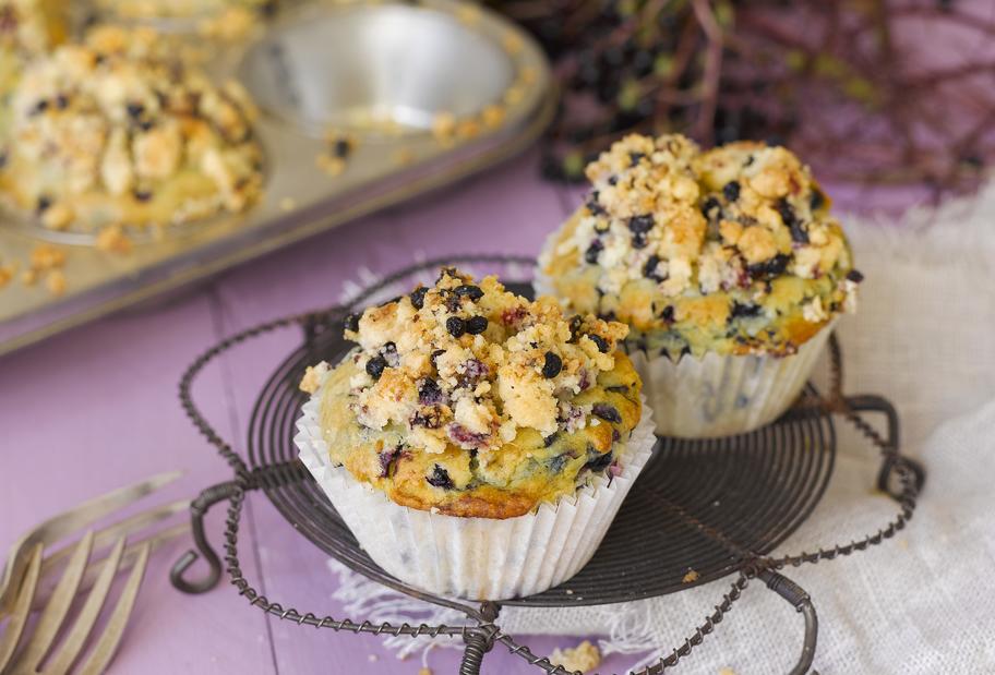 Holunder-Buttermilch-Muffins mit Streuseln