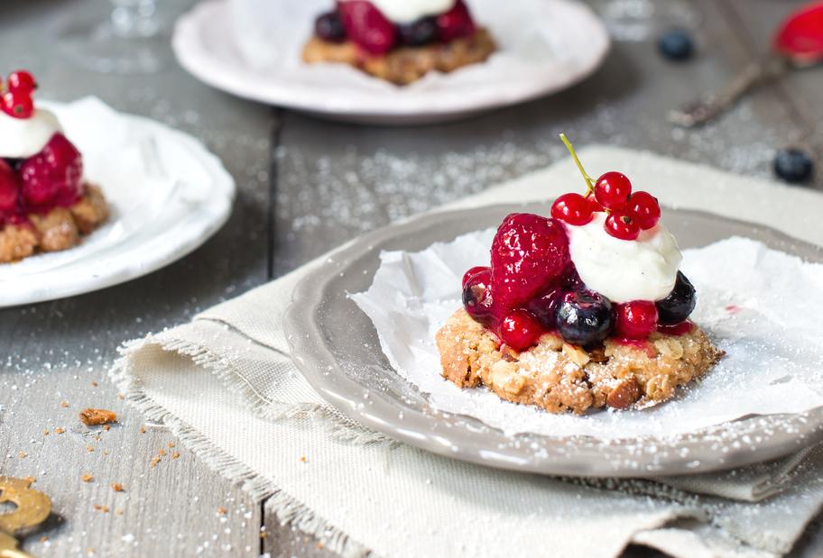 Kleine Hafertörtchen mit Beerenkompott