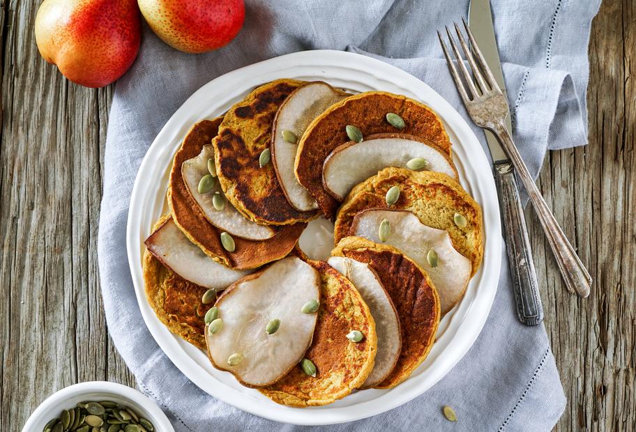 Kürbispancakes mit gedünsteten Birnenscheiben