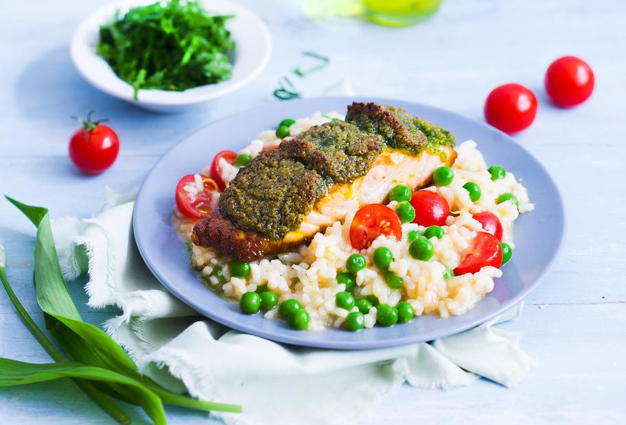Zartes Lachsfilet mit Bärlauchhaube auf Risotto