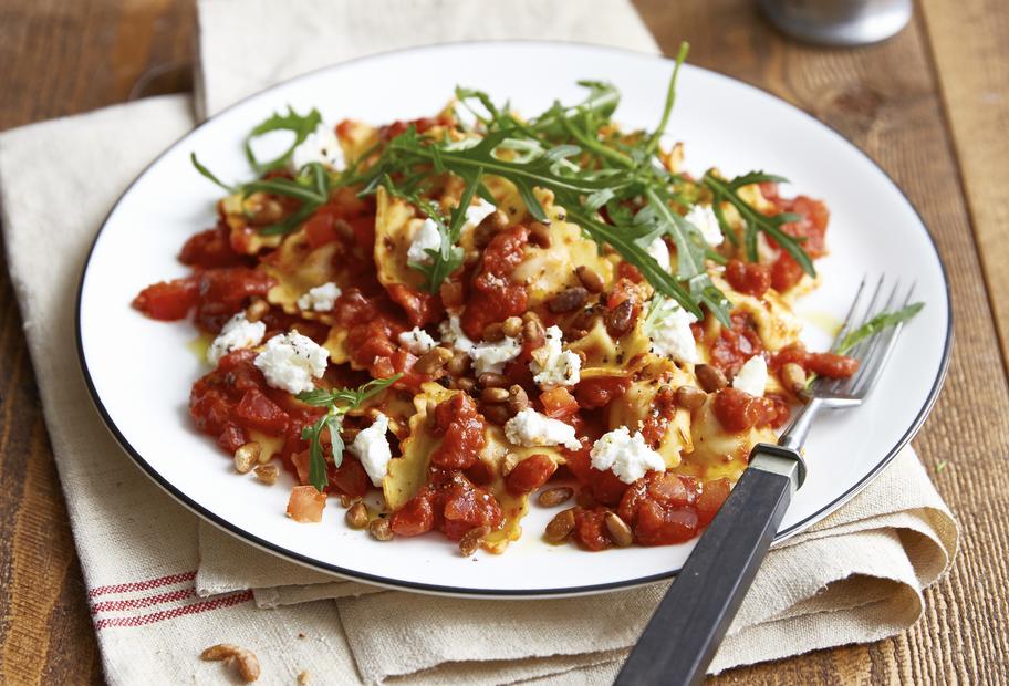 Ravioli mit Tomatensoße und Ziegenkäse